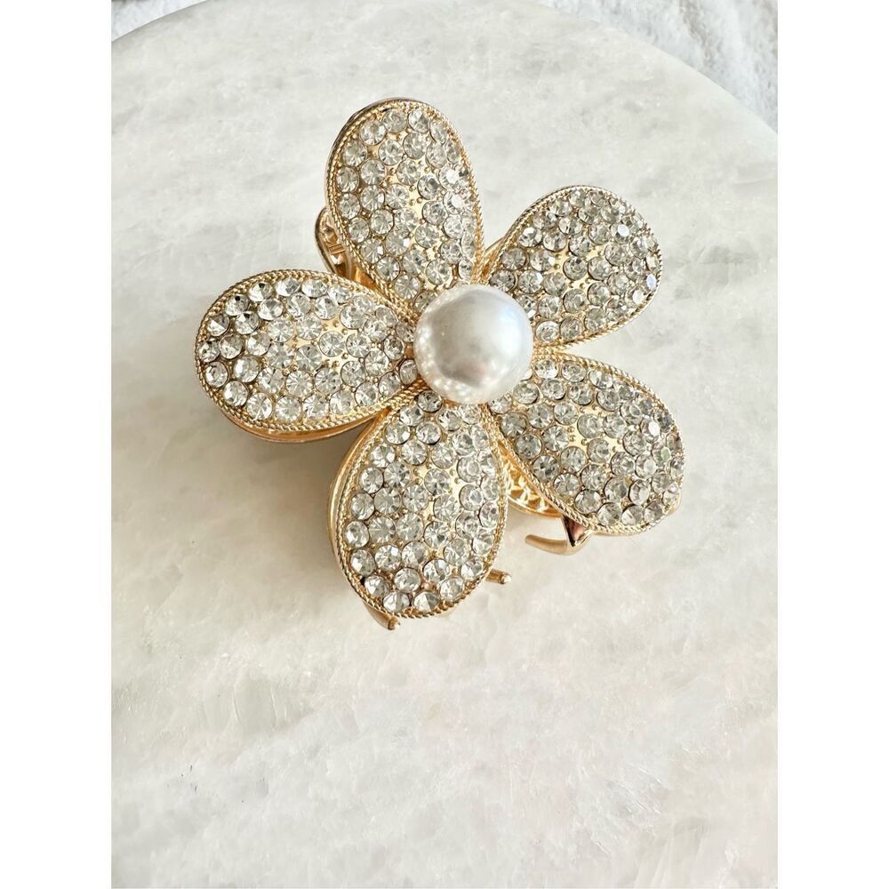 Rhinestone and faux pearl flower metal hair claw ￼